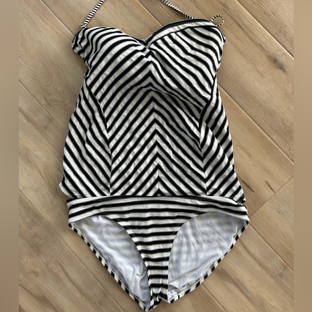Jessica Simpson maternity swimsuit